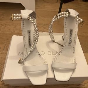 Manolo Blahnik Size 38, white satin with pearl, Charona 105 Faux-Pearl Embellish